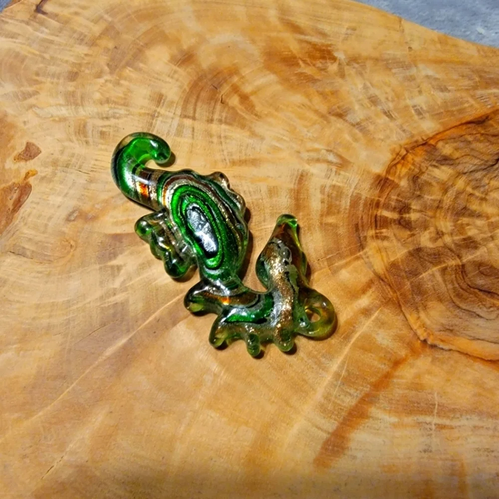 Beautiful NEW Rainbow Greenish Murano Style Sea Horse Pendant